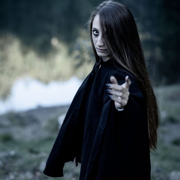 15 Signs of a Witch Woman
