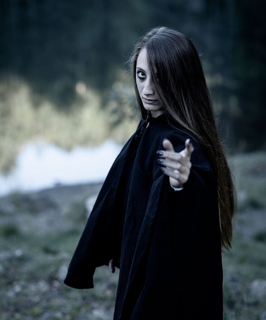 15 Signs of a Witch Woman