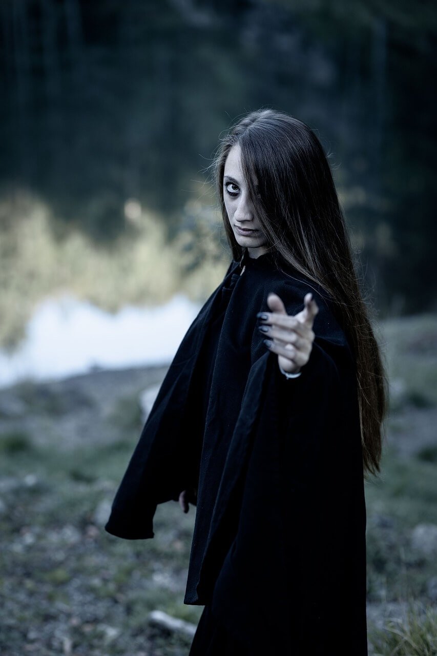15 Signs of a Witch Woman
